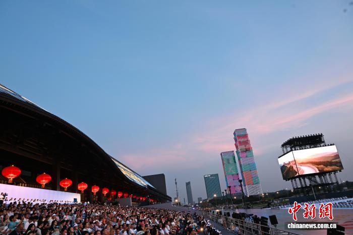 世界同一屋檐下的成都世运会开幕式：以天府之