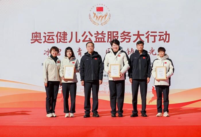 奥运健儿公益服务走进边疆 激发青少年爱国热情