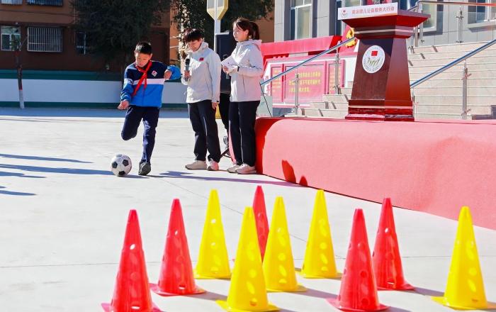 奥运健儿公益服务走进边疆 激发青少年爱国热情