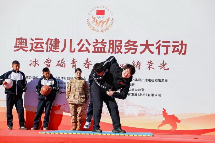 奥运健儿公益服务走进边疆 激发青少年爱国热情
