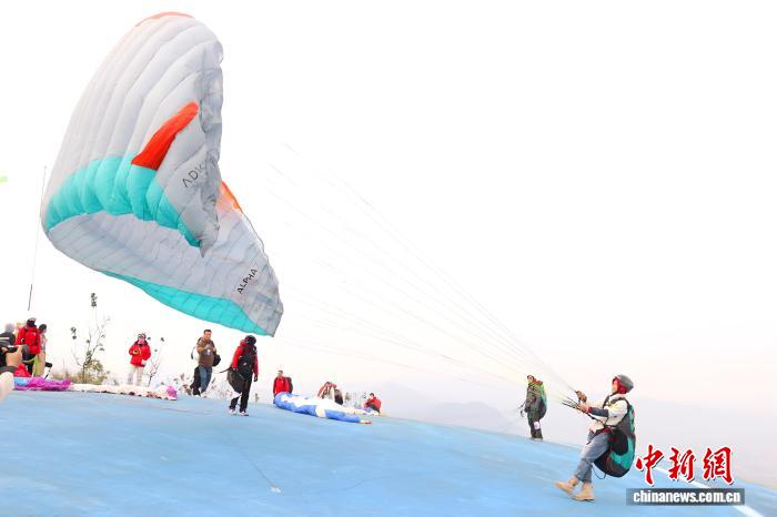 蓝天竞速：2025全国滑翔伞定点联赛在赣州南康启