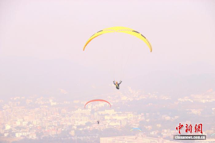蓝天竞速：2025全国滑翔伞定点联赛在赣州南康启