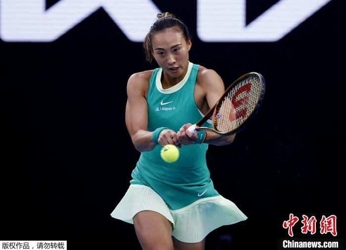 郑钦文在澳网决赛中屈居大满贯亚军，展现顽强