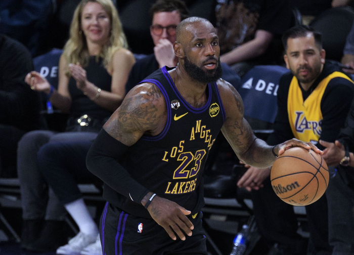 詹姆斯谈火箭挑战：申京成关键对手，湖人备战