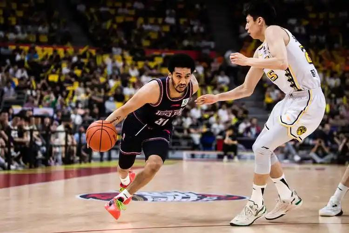 山东主场失利暴露节奏失控，联盟格局加速重塑