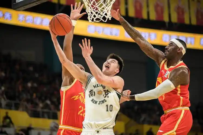 山东主场失利暴露节奏失控，联盟格局加速重塑