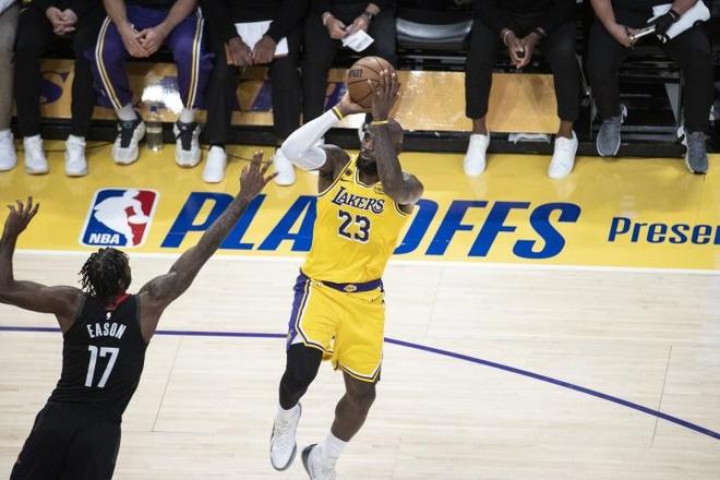 火箭队防守漏洞难掩 湖人双枪狂砍48分力克休斯